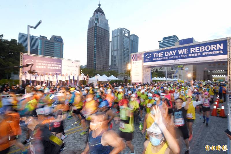 2021台北馬拉松鳴槍起跑，跑者奮力衝出。（記者方賓照攝）