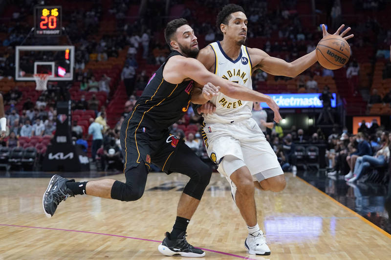 溜馬慘敗熱火，陣中主控布洛格登（右）又因傷提前退場。（美聯社）