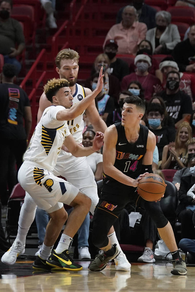 赫爾羅（右）回歸後從板凳出發狂飆26分。（美聯社）