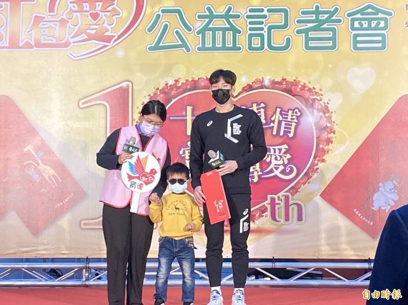 王冠閎（右）出席永達紅包愛活動。（記者吳孟儒攝）