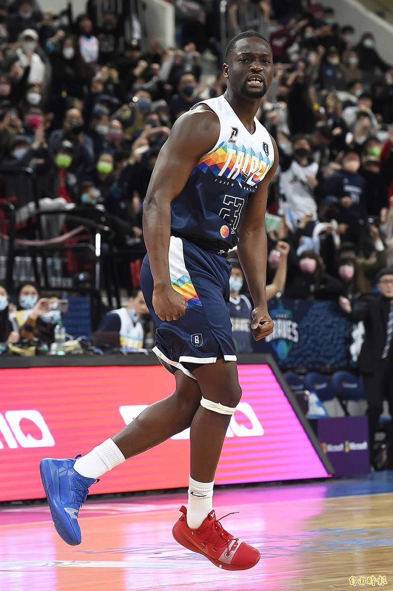 石博恩關鍵進球追平比分，讓比賽進入延長賽。（記者陳志曲攝）