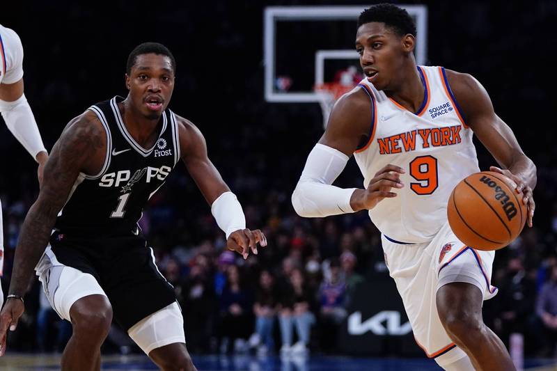 尼克主場退馬刺。（美聯社）