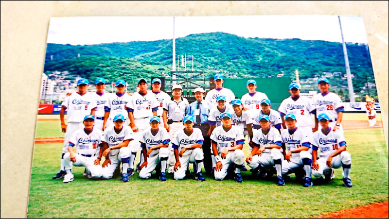 2001年亞青賽是胡金龍和陳鏞基首次「金鏞連線」，胡金龍（後排左三）當時就讀南英商工二年級，陳鏞基（前排右三）則是高苑工商三年級。（陳献榮提供）