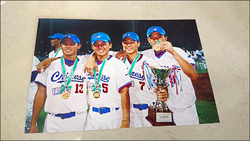 2001年台灣隊在亞青賽奪冠，詹智堯（右二)、黃泰龍（左二）和陳鏞基（左一）是當時冠軍成員。（陳献榮提供）