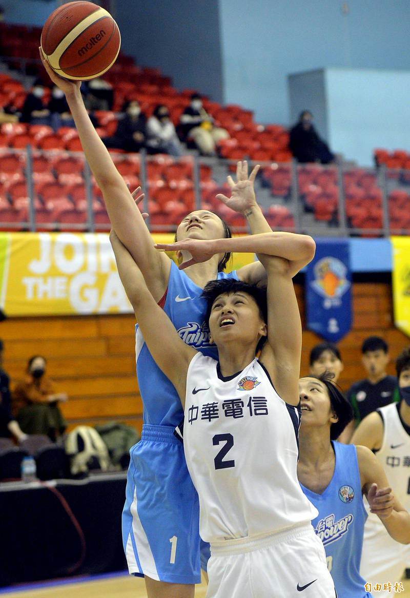 劉昕妤在潘姿吟頭頂摘下籃板球。（記者林正堃攝）