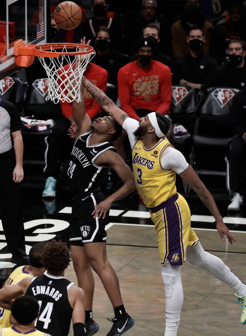 A.戴維斯首節就賞了對手3阻攻。（歐新社）