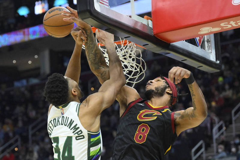 字母哥扣籃遭封阻。（USA TODAY Sports）