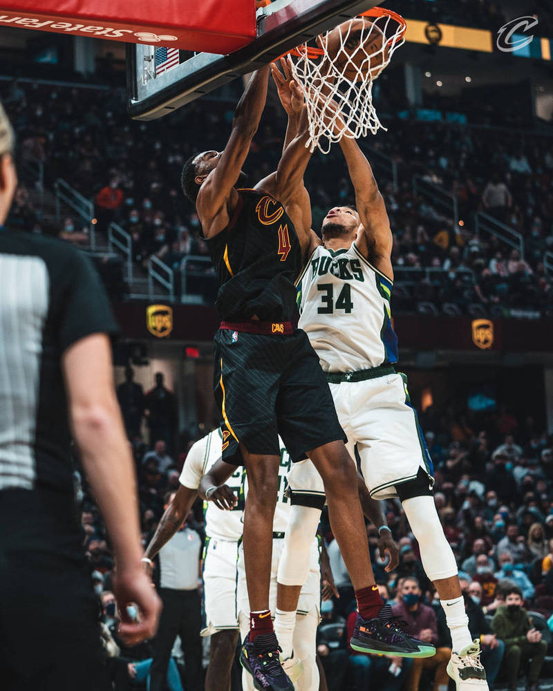 莫布里在字母哥面前暴扣。（圖片取自騎士推特）