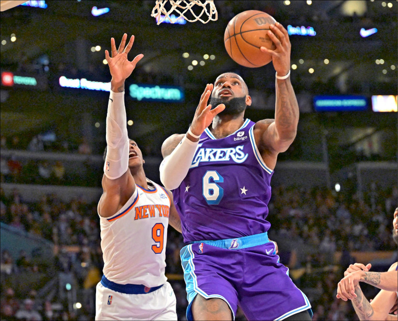 詹姆斯（右）繳出大三元，助湖人逆轉尼克。（今日美國）