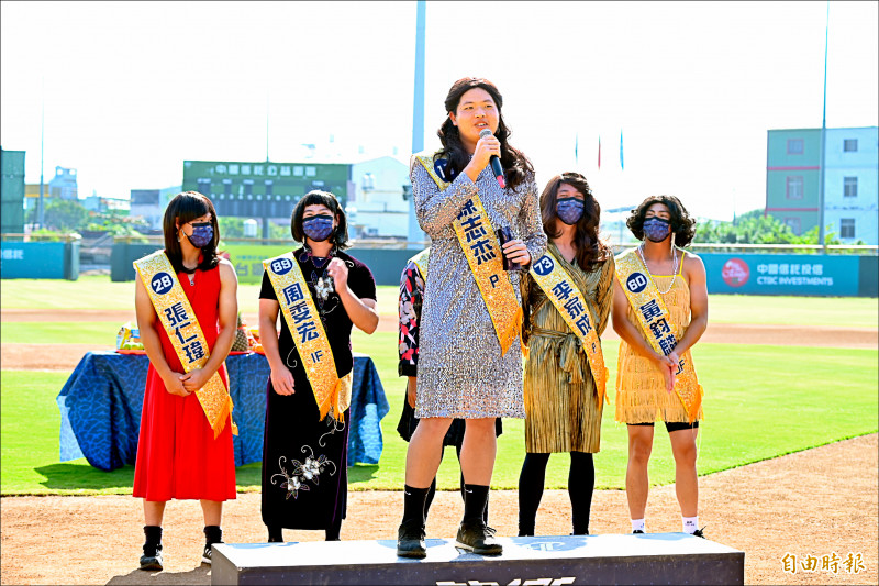 陳志杰（前）變裝「蘇媽媽」，被公認扮相最美。（記者李惠洲攝）
