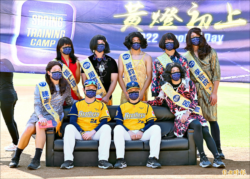 中信兄弟昨安排「黃燈初上」菜鳥主題日，7名新人仿台劇扮酒店小姐和一、二軍總教練林威助（前排左2）、林明憲（前排右2）合影。（記者李惠洲攝）