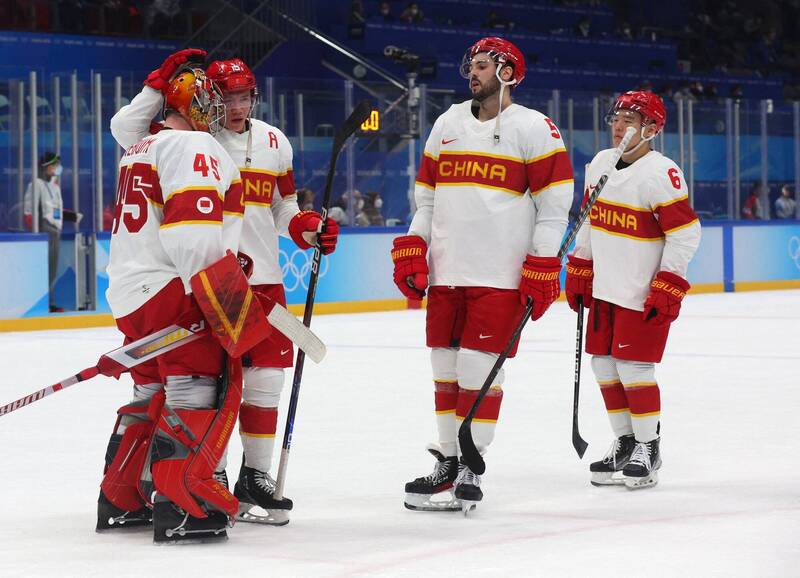 中國冰球隊首戰不敵美國隊。（路透）