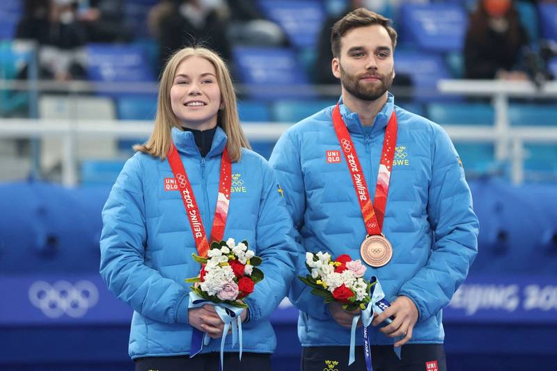 瑞典冰壺女將德瓦爾（左）向公司請假參加奧運拿銅牌。（資料照，路透）