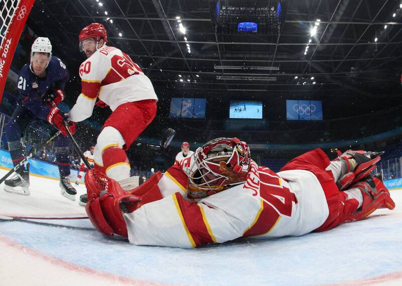 中國冰球隊首戰不敵美國隊。（路透）