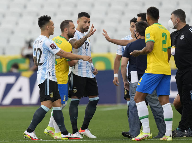 巴西衛生局指控阿根廷隊4位球員違反防疫規定，帶著便衣警察直接衝上場逮人。（資料照，美聯社）