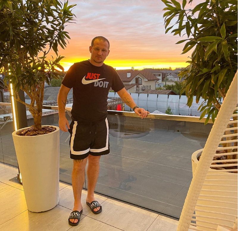 烏克蘭前國腳回基輔抗俄，保護孩子出生的地方。（圖翻攝自Oleksandr Aliyev_IG）