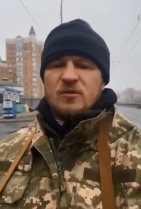 烏克蘭前國腳挺身抗俄，PO出背槍在街頭自拍影片。（圖翻攝自推特）