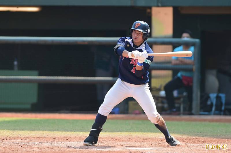 平鎮首棒黃勇傳四打數，有一安二保送，貢獻二分打點的表現。（記者廖耀東攝）