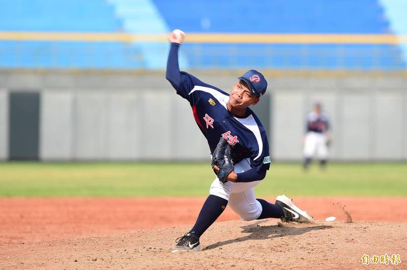 平鎮第三任投手伍祐城。（記者廖耀東攝）
