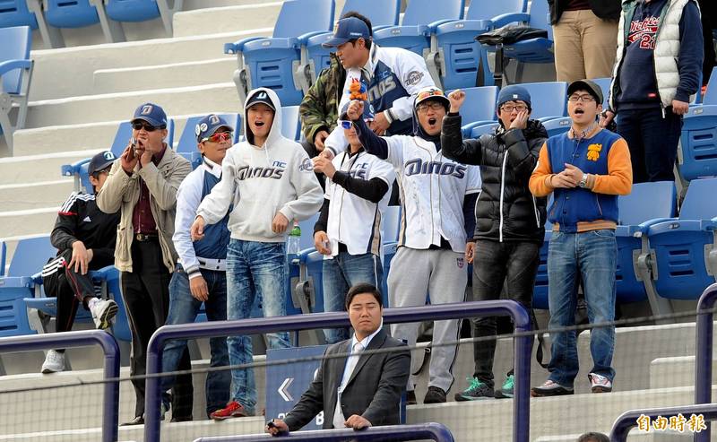 韓職NC恐龍隊球迷用吶喊方式為球隊加油。（資料照，記者林正堃攝）

