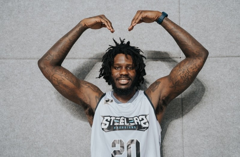 鋼鐵人推限量推班尼特球衣，球迷有機會與他「擊掌傳情」（鋼鐵人提供）