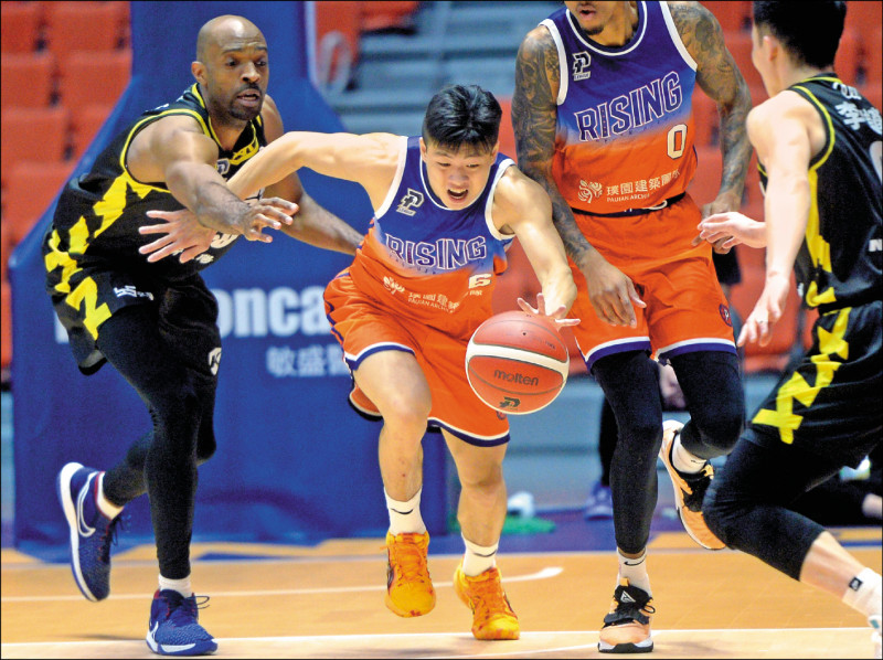 領航猿前天與國王之戰，進攻計時器當機，裁判歸還進攻時間給國王，但依舊爭議不斷。（資料照）