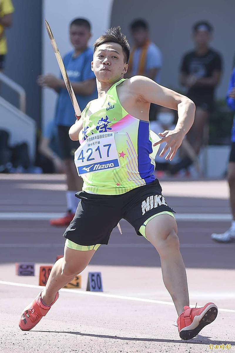 新北市光榮國中黃潮鴻在111年新北市全國青年盃田徑公開賽國中男子組標槍決賽，以76.21公尺的成績打破大會紀錄，並拿下第一名。（記者陳志曲攝）