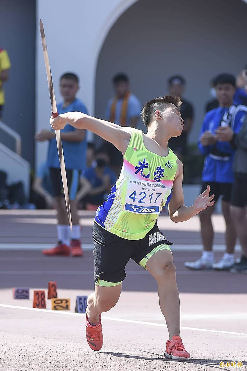 新北市光榮國中黃潮鴻在111年新北市全國青年盃田徑公開賽國中男子組標槍決賽，以76.21公尺的成績打破大會紀錄，並拿下第一名。（記者陳志曲攝）