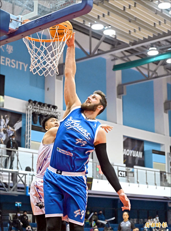庫薩斯攻下全場最高32分。（記者田裕華攝）