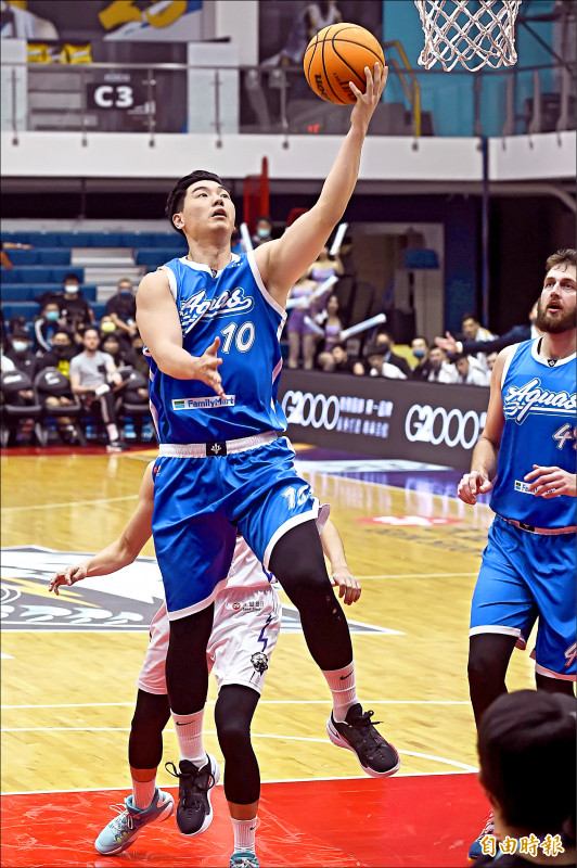 海神胡瓏貿進帳22分，成功踢館雲豹。（記者田裕華攝）