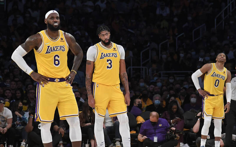 NBA》「再撐一個月就好」 美媒爆湖人士氣低落、氣氛差