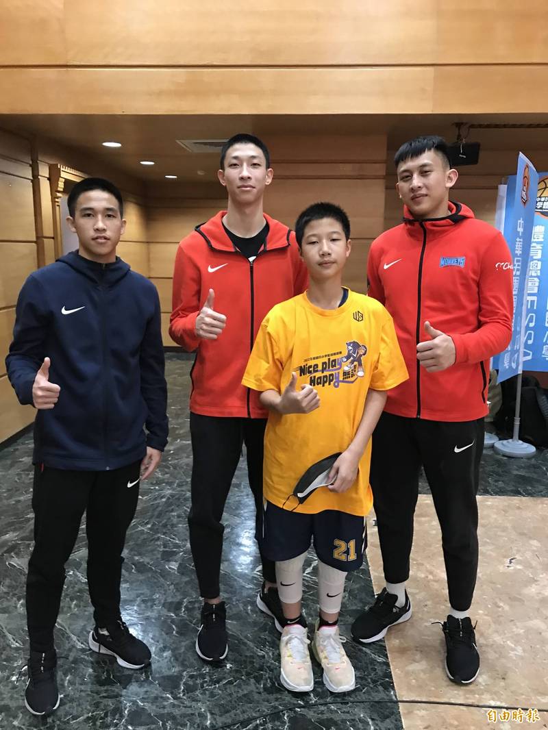 最強高中生陳將双（右）未來去向受矚目。（記者梁偉銘攝）