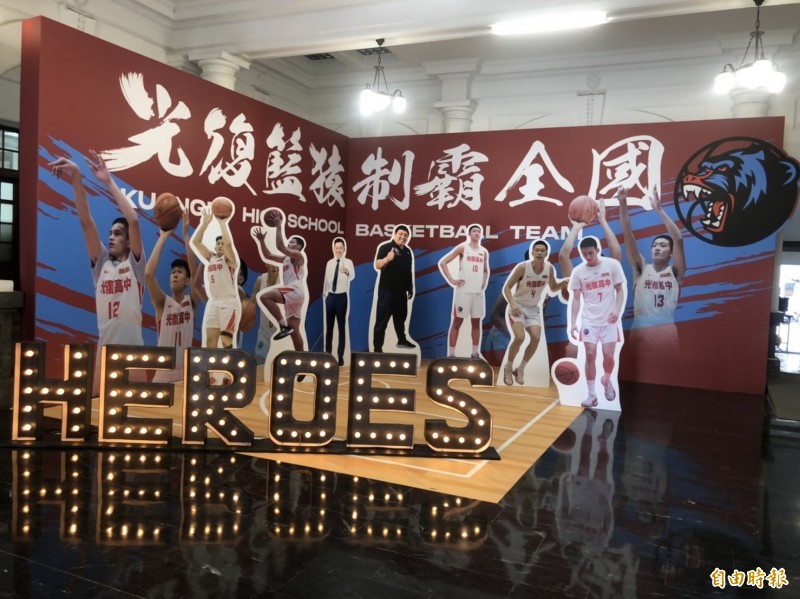 打卡吃雞！新竹市光復高中冠軍看板登場、市長林智堅也公開雞排地圖，邀民眾來響應這項活動。（記者洪美秀攝）