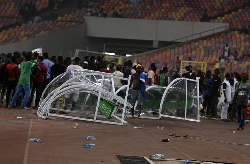奈及利亞球迷不滿輸球，衝進球場破壞，引發衝突。（資料照，法新社）

