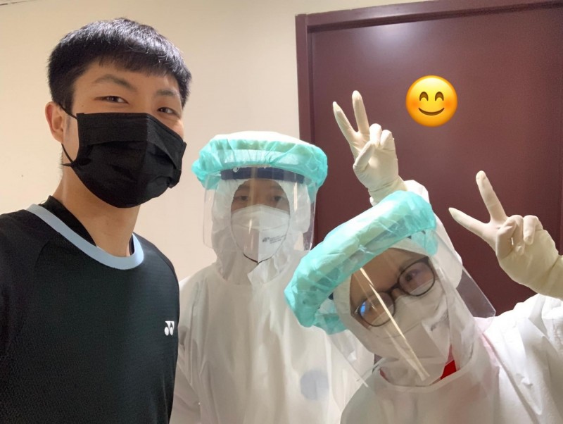 周天成在4月7日由胡慧君專師為他完成第二次採檢，鄭健禹醫師為他做健康評估。（周天成提供）