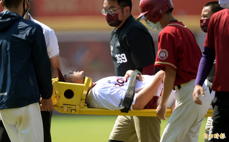 曾仁和投第2球就強襲遭球打中退場。（記者林正堃攝）