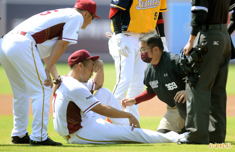 曾仁和投第2球就強襲遭球打中退場。（記者林正堃攝）