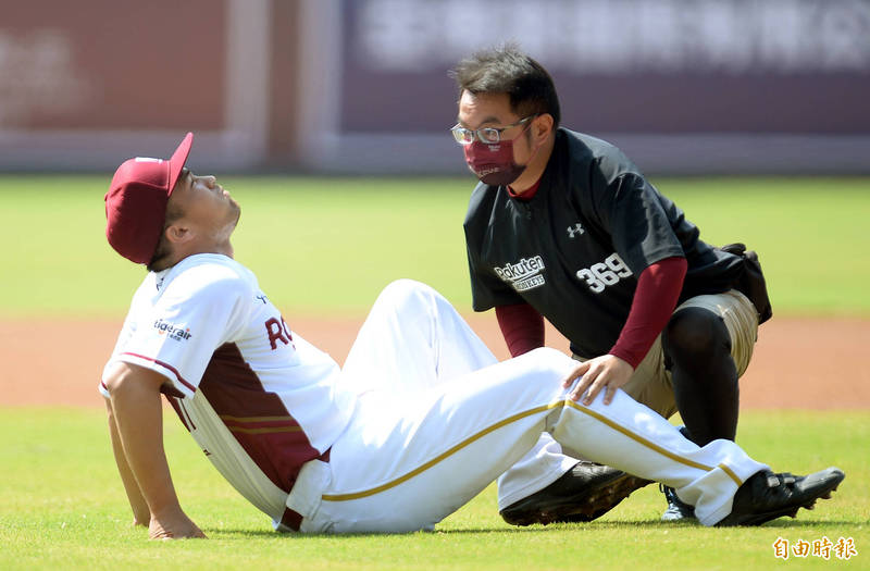 曾仁和投第2球就強襲遭球打中退場。（記者林正堃攝）