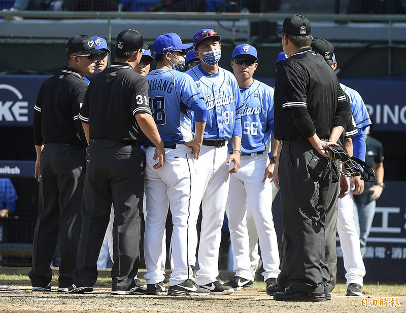 丘昌榮成為本季首位遭驅逐出場的總教練。（記者陳志曲攝）