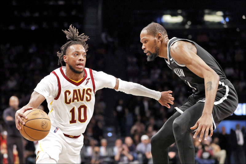 騎士葛蘭德（左）對決籃網飆34分，將助球隊在下一役搶搭季後賽最後列車。（法新社）