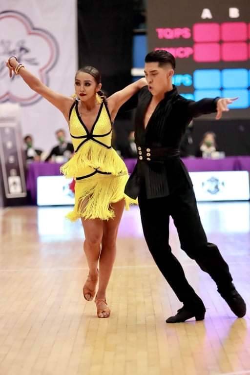 南投縣運動舞蹈代表隊黃金組合林詠鉦、莊雅晴，勇奪21屆全國總統盃運動舞蹈錦標賽成人拉丁舞A組金牌，締造八連霸紀錄。（南投縣政府提供）