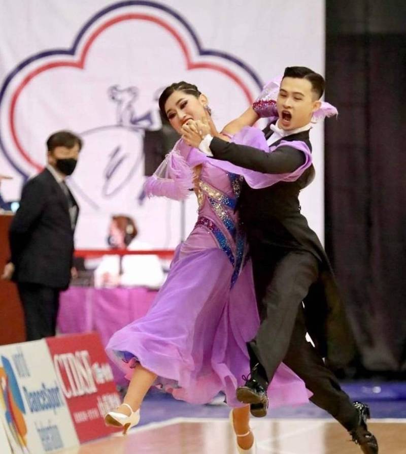 南投縣運動舞蹈代表隊選手林廷駿、陳怡安，拿下21屆全國總統盃運動舞蹈錦標賽成人A組標準舞銀牌。（南投縣政府提供）