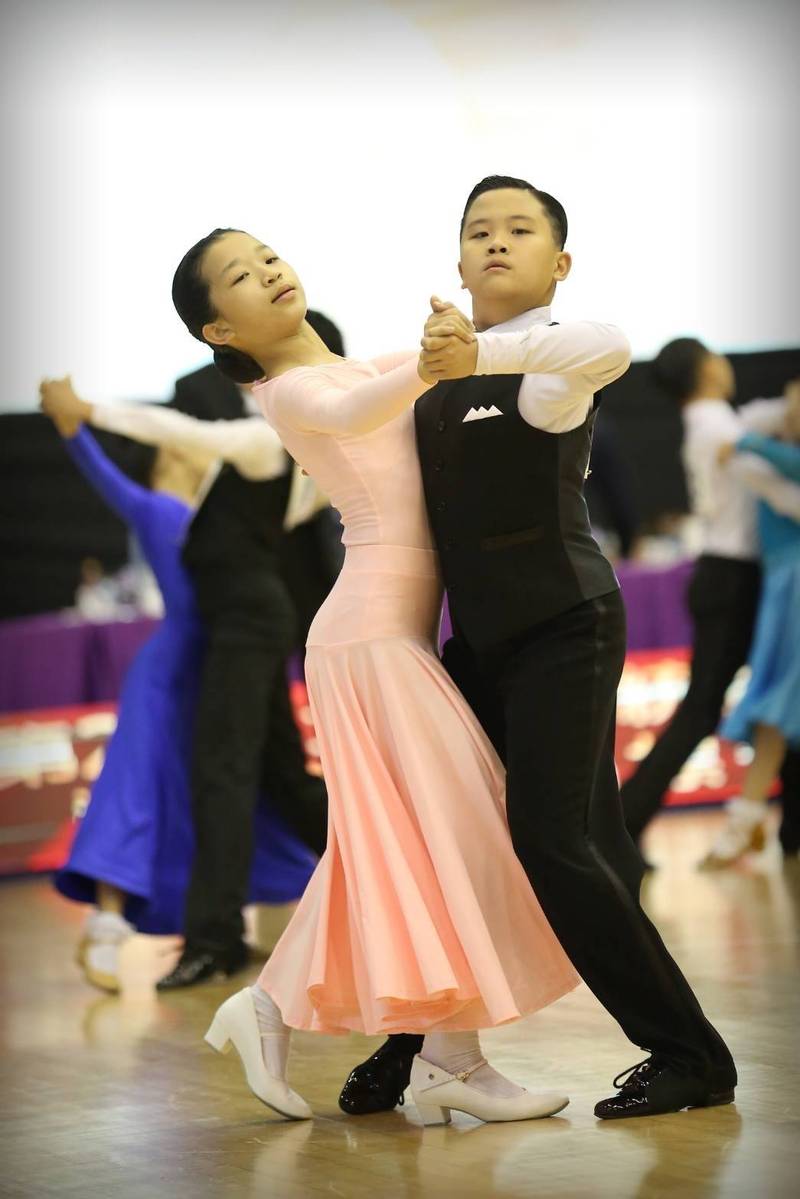 南投縣運動舞蹈代表隊選手林品毅、陳禹彤，拿下21屆全國總統盃運動舞蹈錦標賽兒童二級A組拉丁舞金牌。（南投縣政府提供）