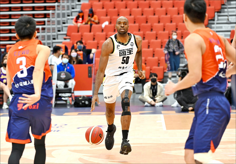Ｑ.戴維斯（中）是首位台灣男籃歸化球員。（資料照）