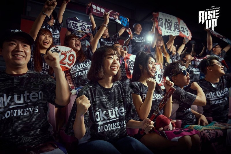 素人球迷當主角拍攝球服，樂天假日球衣Rising Black登場。（樂天桃猿提供）