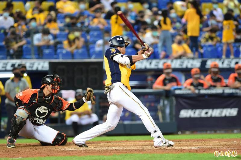 陳文杰敲出兩分砲。（記者廖耀東攝）
