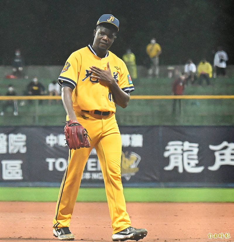 德保拉單場第四個觸身球被勒令退場。（記者李惠洲攝）