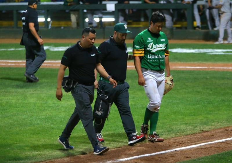 田澤純一退場後被送往醫院檢查，所幸僅有瘀傷。（圖片取自推特）