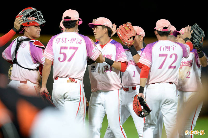 味全龍擊敗統一獅。（記者林正堃攝）