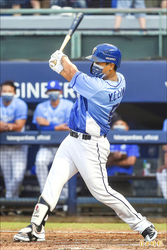 悍將林益全單場雙安，敲勝利打點，也拿下久違的MVP。（記者林正堃攝）